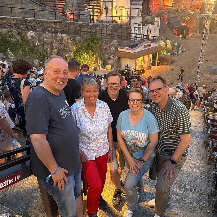 Premierenabend am Kalkberg in Bad Segeberg! Mit „Im Tal des Todes“ starten die Karl-May-Spiele in die Saison 2026. Jahr ...
