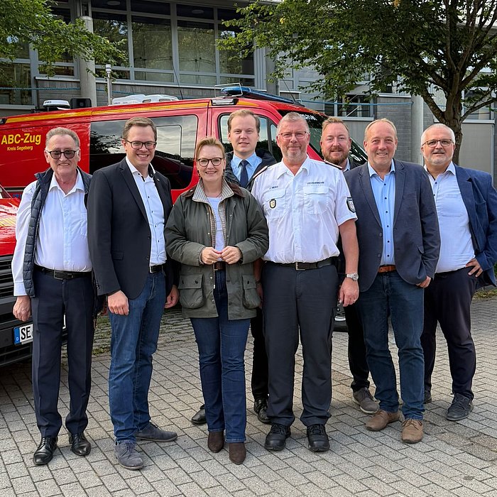 🚒 Heute wurden in der Kreisfeuerwehrzentrale in Bad Segeberg zahlreiche neue Fahrzeuge und moderne Ausrüstung für den K...
